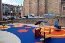El Ayuntamiento de Soria instala una nueva zona de juegos infantiles en el entorno de la Concatedral 