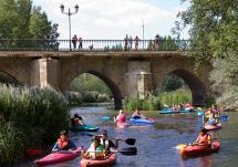 El Día de la Piragua congrega a más de 150 personas en el descenso del Río Duero