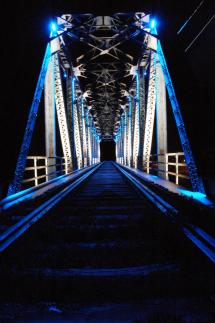 El Puente de Hierro sobre el Duero se incorpora a los monumentos con iluminación artística