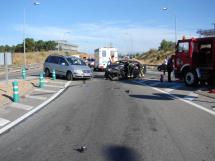 Un herido en un accidente en la rotonda del “Caballo Blanco” precisa de la excarcelación de los Bomberos del Parque Municipal