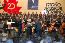 Odón Alonso, en manos de su viuda Gloria, recibe la medalla de oro de la ciudad en la clausura del Otoño Musical