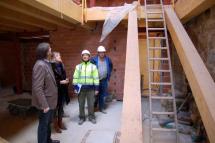 El alcalde de Soria visita los trabajos de la Escuela Taller en el Centro Social de Oteruelos
