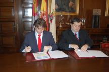 El alcalde Carlos Martínez y el presidente de Tierra Quemada Alberto Santamaría firmar un convenio de gestión turística
