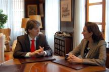 Carlos Martínez recibe en el Ayuntamiento a la presidenta de las Cortes