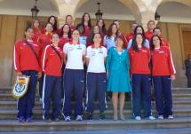 El equipo femenino de balonmano ha sido recibido en el Ayuntamiento por la concejala de Deportes.