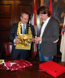 Recepción en el Ayuntamiento al presidente de la Federación de Balonmano, Francisco Blázquez.