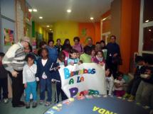 Los niños de La Peonza participan en un programa Intergeneracional con los usuarios del Hogar de la Junta en el Espolón  