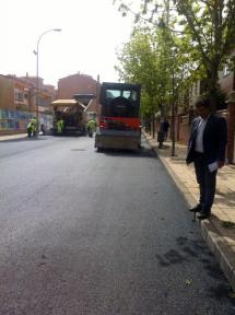 El concejal de Servicios Locales visita la campaña de asfaltado.