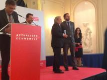 Jesús Bárez recoge el premio de la revista Actualidad Económica.