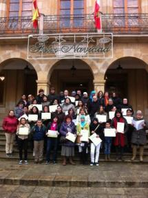 El alcalde Carlos Martínez entrega los diplomas a las alumnas de los cursos conveniados con Cruz Roja, Cáritas, UGT y CC OO para fomentar la formación y el empleo femenino