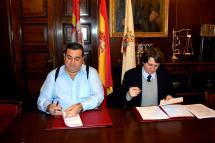 Alberto Santamaría y Carlos Martínez firman el acuerdo de colaboración.