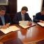 Un momento de la firma del contrato de laPlaza de Toros para 2009