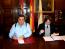 Alberto Santamaría y Carlos Martínez firman el acuerdo de colaboración.